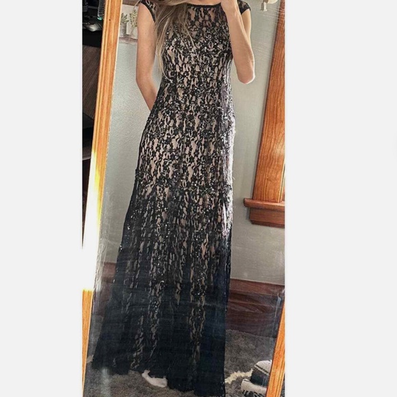 Cache Black Lace Sequined Pleated Bottom Gown Fully lined sz sm EUC